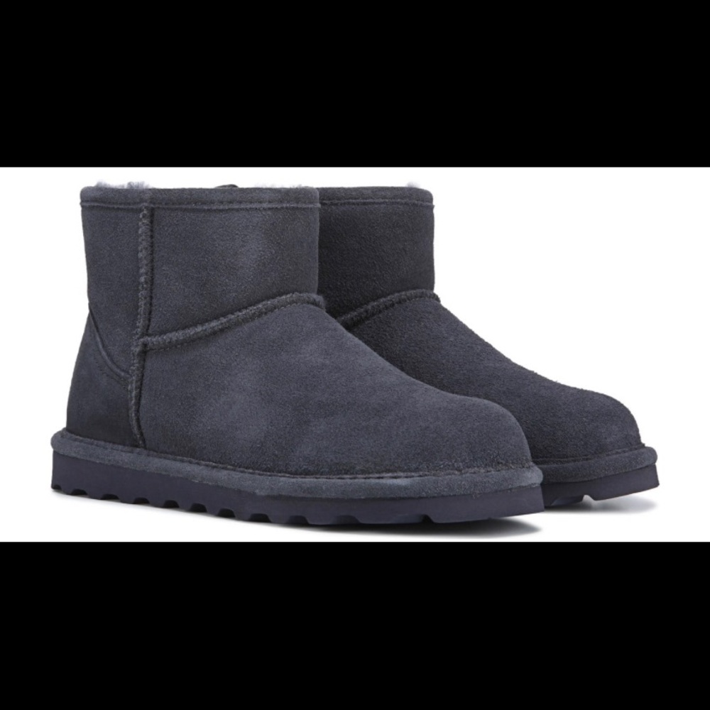 Size 8. Women's Medium/Wide Water Resistant Winter Boot